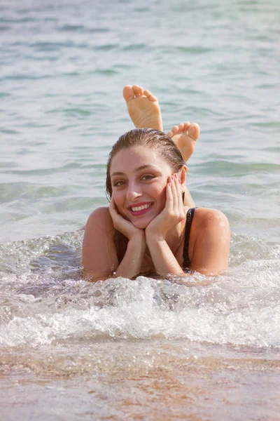 在构成在希腊海边泳装有吸引力年轻黑发 — 图库照片
