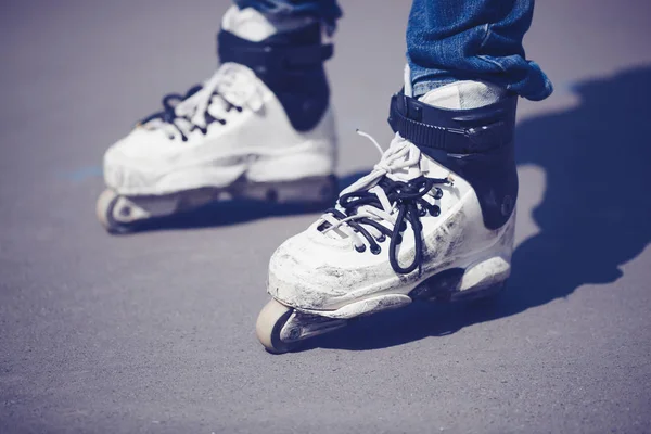 Profesyonel aşırı inline paten bileme ve atlama hileler için - yapılmış giyen patenci. Tehlikeli spor gençlik ve gençler arasında popüler. 