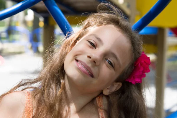 Nettes Kleines Schulmädchen Sommertag Auf Dem Spielplatz — Stockfoto