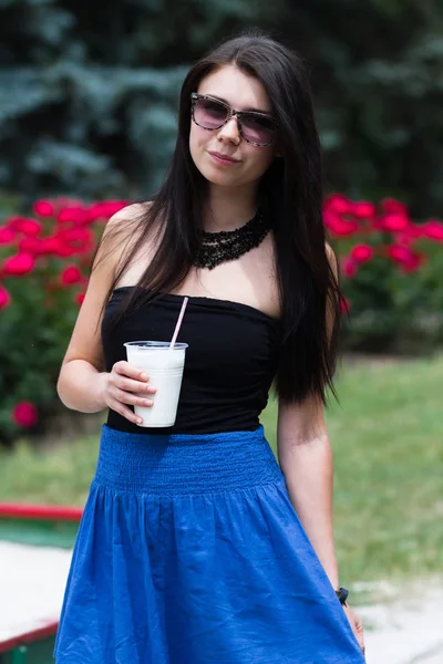 Cute Brunette Girl Park Bright Summer Day — Stock Photo, Image