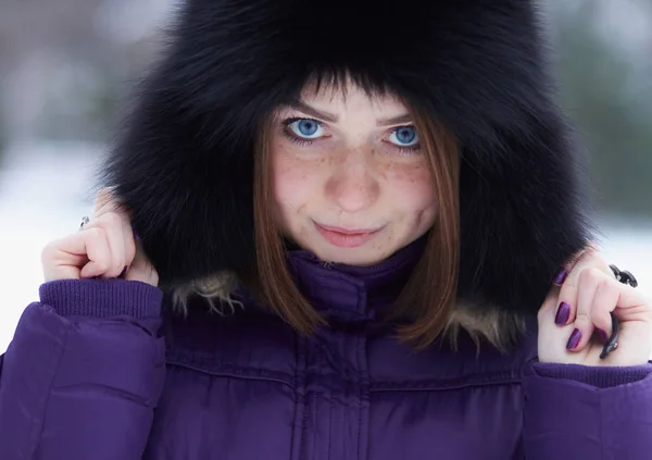 Sonriente Chica Pelirroja Joven Con Ojos Azules Brillantes Posando Aire —  Fotos de Stock