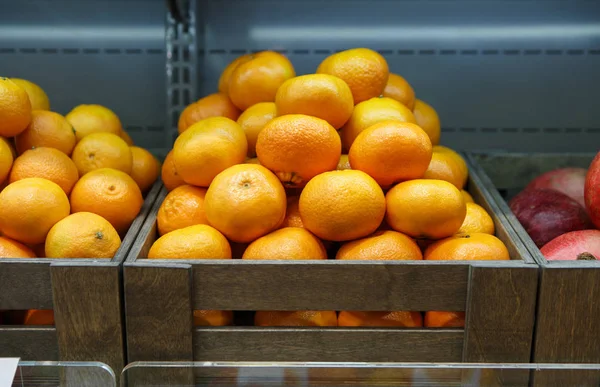 Polu Pomarańcze Sprzedaż Sklepiku Świeże Dojrzałe Owoce Sprzedawane Supermarkecie Działu — Zdjęcie stockowe