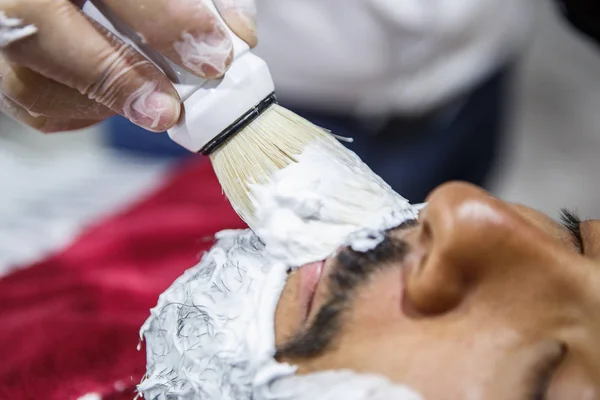 Barbier Écartant Crème Raser Blanche Sur Les Clients Barbe Avec — Photo