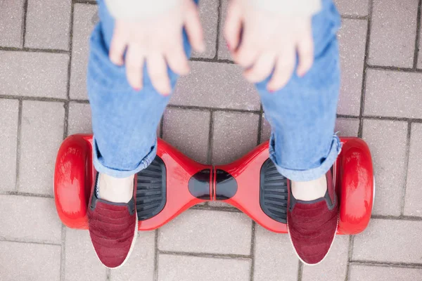 クローズ アップ現代赤い電気ミニ セグウェイやホバー ボードのスクーターに乗ってマルサラの靴の女の子の足に そんなに楽しさと簡単に乗るには 大気中に汚染を生成しない新しい輸送の技術の傾向 — ストック写真