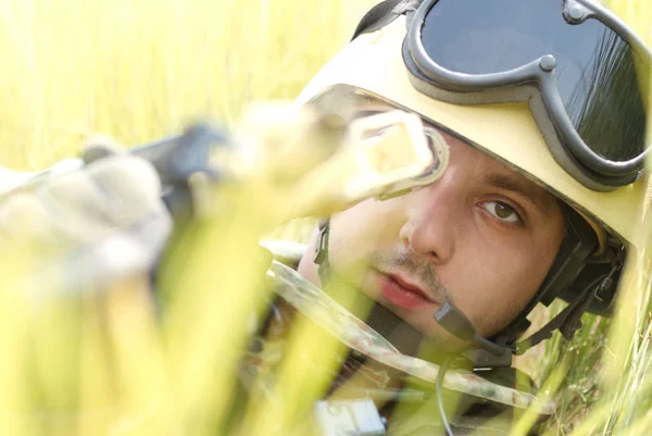 Joven Soldado Casco Prueba Balas Sosteniendo Arma — Foto de Stock