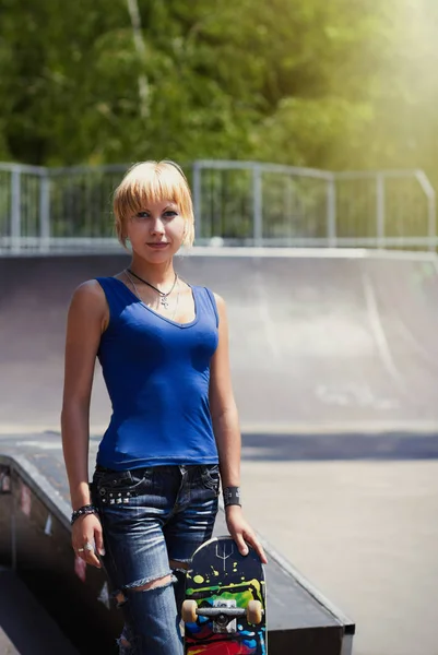 Punk Skater Garota Jeans Rasgado Pronto Para Rolar Seu Skate — Fotografia de Stock