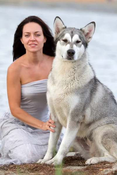 Young Adult Woman Her Favorite Pet Alaskan Malamute Dog Beach — Stock Photo, Image
