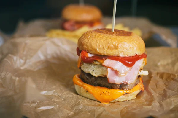 Deliciosa Hamburguesa Hecha Mano Grande Grasa Con Rebanada Tocino Salsa — Foto de Stock