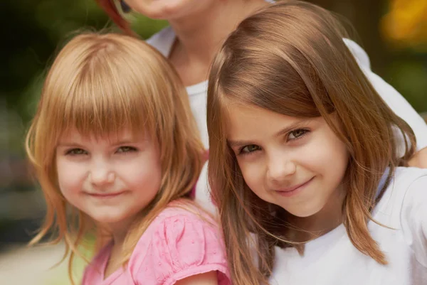 Moeder Haar Mooie Kleine Dochters Poseren Buiten Een Zonnige Dag — Stockfoto