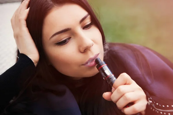 Attractive Young Girl Vaping Popular Modern Vaporizer Device Don Smoke — Stock Photo, Image