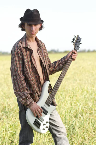 Jovem Roqueiro Posando Com Instrumento Musical Livre Dia Verão Brilhante — Fotografia de Stock