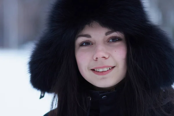 Menina Bonito Com Olhos Azuis Brilhantes Cabelos Vermelhos — Fotografia de Stock