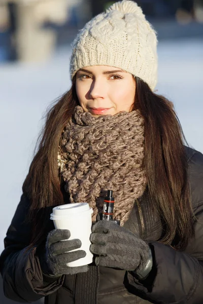 Linda Chica Blanca Joven Con Taza Café Vaper Ecig Device — Foto de Stock