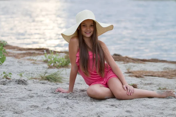 Meisje Met Haken Haar Tanden Glimlachen — Stockfoto