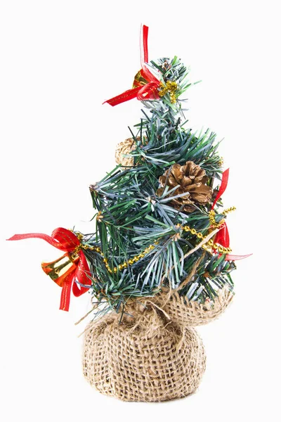 Dekorierter Spielzeug Tannenbaum Auf Weiß — Stockfoto