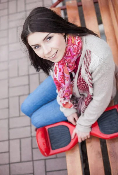 여자는 공원에서 벤치에 앉아있는 스쿠터 새로운 여자는 Boho 스타일 입으십시오 — 스톡 사진
