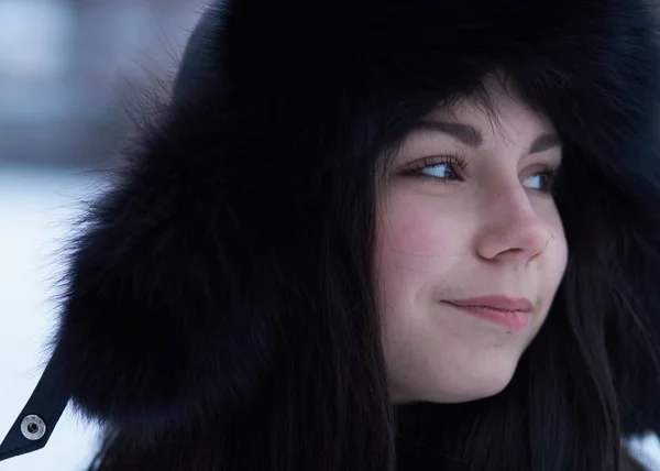 Mignonne Jeune Fille Aux Yeux Bleus Lumineux Aux Cheveux Roux — Photo