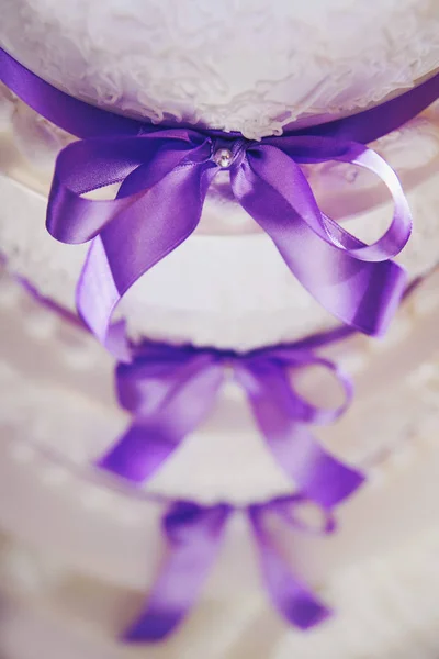 美丽拍摄的白色婚礼蛋糕的浅景深 — 图库照片