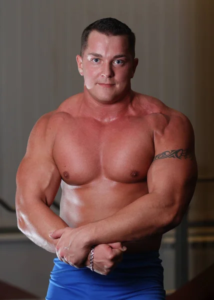 Young Pumped Power Lifter Tattoo His Bicep Exercising Gym — ストック写真