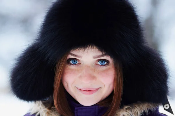 冬に屋外でポーズ明るい青い目の赤髪の少女の笑顔 — ストック写真