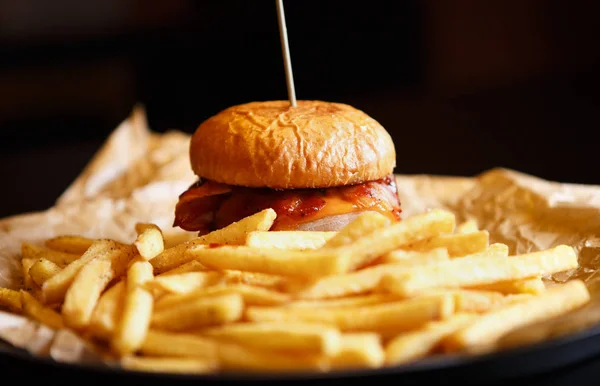 Delikater Hamburger Mit Rindfleischschnitzel Auf Dem Teller Fast Food Restaurant — Stockfoto