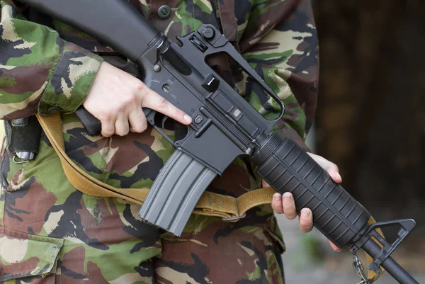 Guardia Con Mani Una Pistola Pronta Proteggere — Foto Stock