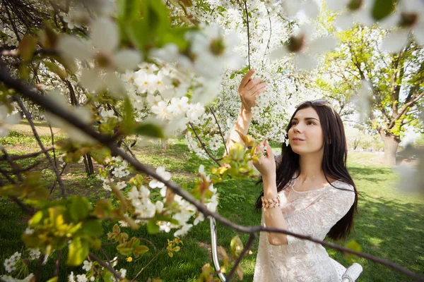 Jovem Atraente Posando Com Flores Lílicas Parque Verde Dia Primavera — Fotografia de Stock