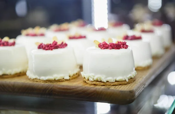 Leckere Kleine Weiße Cupcakes Mit Himbeeren Café Kühlschrank Gelagert Itailan — Stockfoto