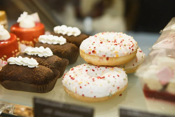 Nybakat Glaserade Donut Till Försäljning Glasvitrin Närbild Fokusera Munkar Välsmakande — Stockfoto