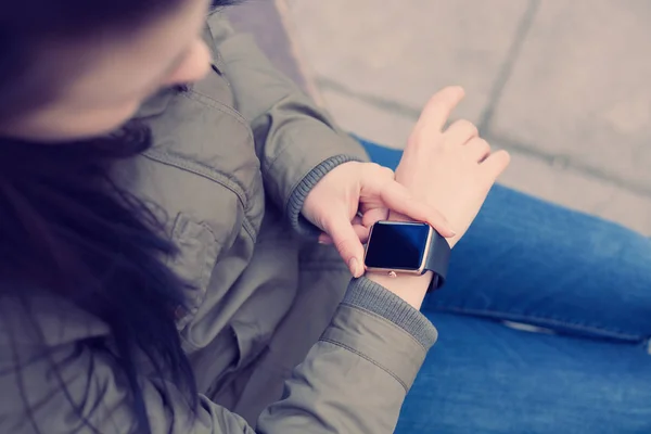 Kvinna Använder Sin Smarta Klocka Utomhus Denna Nya Gadget Låter — Stockfoto