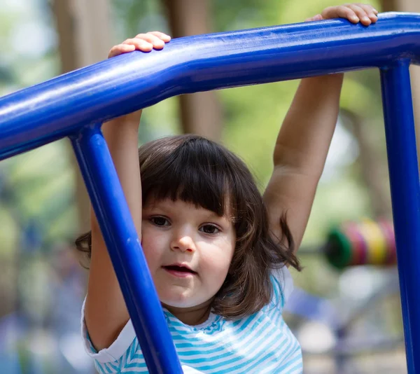 Pequena Menina Branca Divertindo Playground Dia Verão Brilhante — Fotografia de Stock