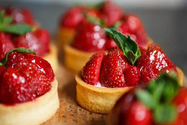 Provate Deliziose Tortine Con Fragole Fresche Cima Servite Con Foglie — Foto Stock