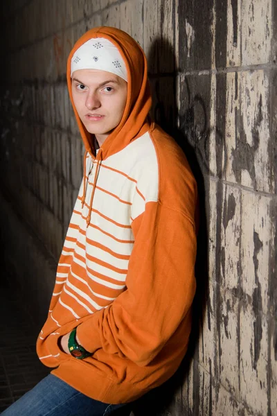 Displeased Young Punk Slanging Corner Night — Stock Photo, Image