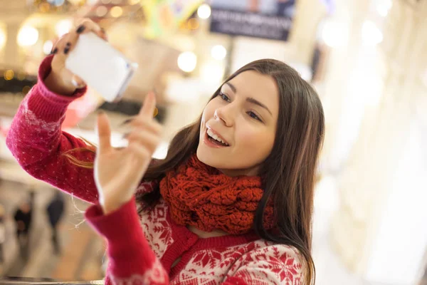 Mujer Joven Tomando Selfie Centro Comercial — Foto de Stock