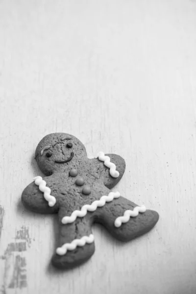 Perník Cookie Tvaru Osoby Ležící Dřevěný Stůl Usmívající Jedlé Charakter — Stock fotografie
