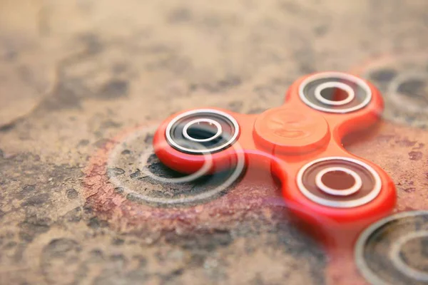 Piros Tárcsa Izgul Játék Élvezze Modern Spinning Játékokkal Játszik Javítása — Stock Fotó