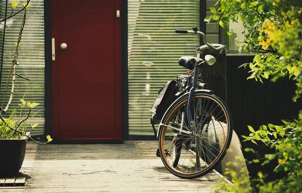 Bicicletta Retrò Parcheggiata Vicino Casa Barca Amsterdam Cavalcare Strade Della — Foto Stock