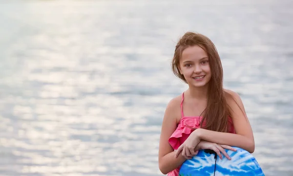 Mooie Tiener Meisje Met Haar Bestuur Surfen Het Strand — Stockfoto