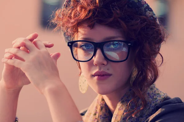 Hipster Chica Con Gafas Lectura Mirando Cámara Vintage Violeta Tonificación — Foto de Stock