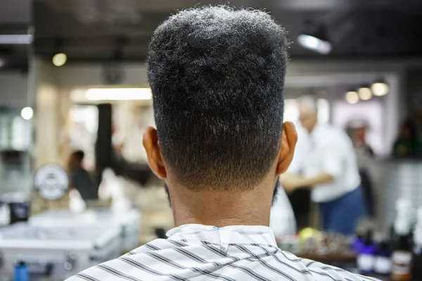 Jeune Homme Noir Dans Salon Coiffure Vue Arrière Nuque Non — Photo