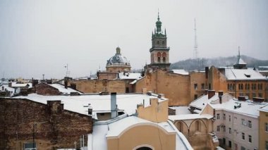 Lviv, Ukrayna - 3 Ocak 2018: Batı Ukrayna'daki eski şehir Lvov'un video panoraması soğuk kış gününde çatıdan çekildi. Lviv sokakları ve evleri karla kaplı