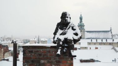 Lviv, Ukrayna - 3 Ocak 2019: Batı Ukrayna'da Lvov şehrinde turistik alanda çatıda baca süpürücü veya Sazhotrus Anıtı.Lviv kasabasında gezi için popüler bir yer 