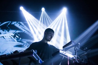Moskova - 28 Nisan, 2016: popüler Rus pop rock şarkıcısı Roma Yotaspace kulüpte Mujuice bilinen Litvinov konser