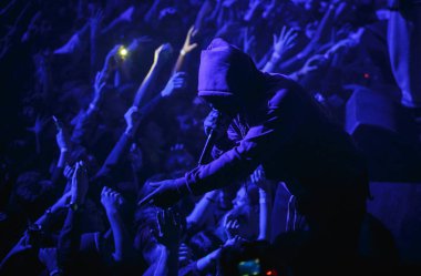 Moskova - 15 Kasım, 2016: ünlü müzik grubu Asap mafya performans gösteren canlı hip hop müzik gösterisi gece kulübü sahnede