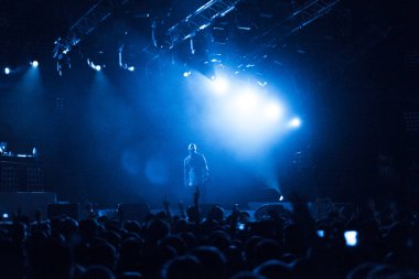 Moskova - 30 Kasım, 2014: rap şarkıcısı L'One büyük hip hop müzik konseri.
