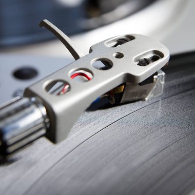 Müzikal vinil kaydı ile pikap oyuncu. Retro Tema.