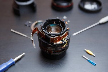 Demonte dslr kamera objektifi hizmet merkezi. Kırık dijital kamera lens bakım ve onarım için getir. Optik eleman, mikroçip düzeni helicoid üzerinde odaklanmak dissassembly süreci