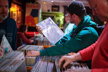 Kiev, Ukrayna - 3 Kasım, 2018: Vintage Vinil plak bit pazarı Club. Eski müzik koleksiyoncuları satın almak, satmak ve retro vinyls pikap oyuncu için ticaret. Dj bit pazarı, eski analog kayıtlardan büyük toplama