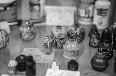 Genoa, İtalya - 12 Ekim, 2018: Ganja dükkanını satmak yasal esrar, cam nargile borular ve aksesuarlar, sigara ot. Yasal hafif uyuşturucu deposunda yakın çekim