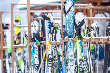 Bukovel, Ukrayna-19 Mart, 2018: Profesyonel yüksek hızlı dağ Kiralama standında kayaklar. Uluslararası turist Kayak ve equiment Bukovel Winter Park Karpat Dağları kış tatilleri için kira